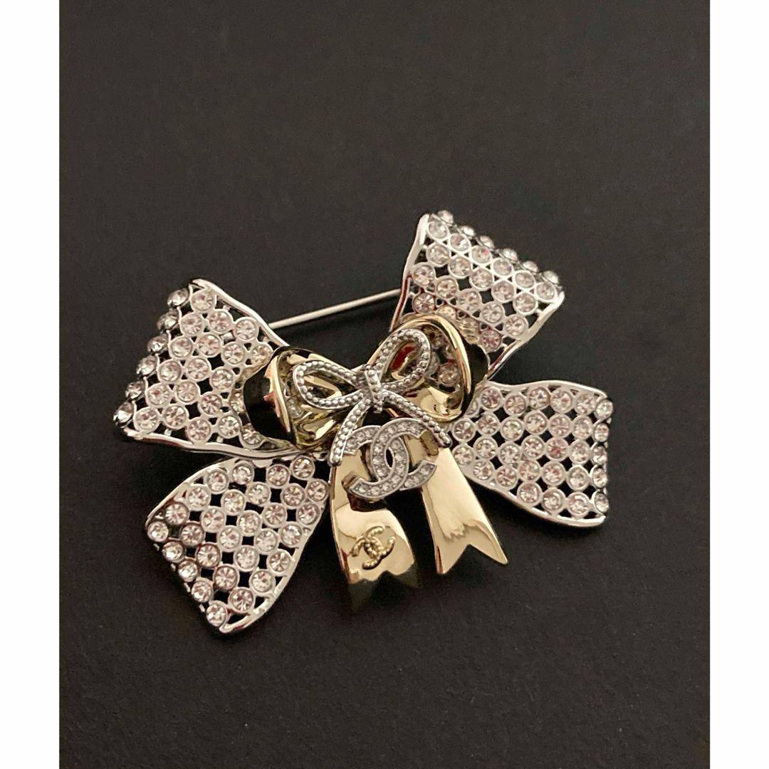 CHANEL
Brooch 
*Master*🍃🍃
45 dhs💓

Zain263
♥️♥️♥️