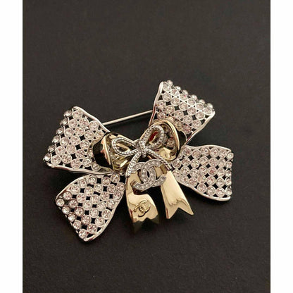 CHANEL
Brooch 
*Master*🍃🍃
45 dhs💓

Zain263
♥️♥️♥️