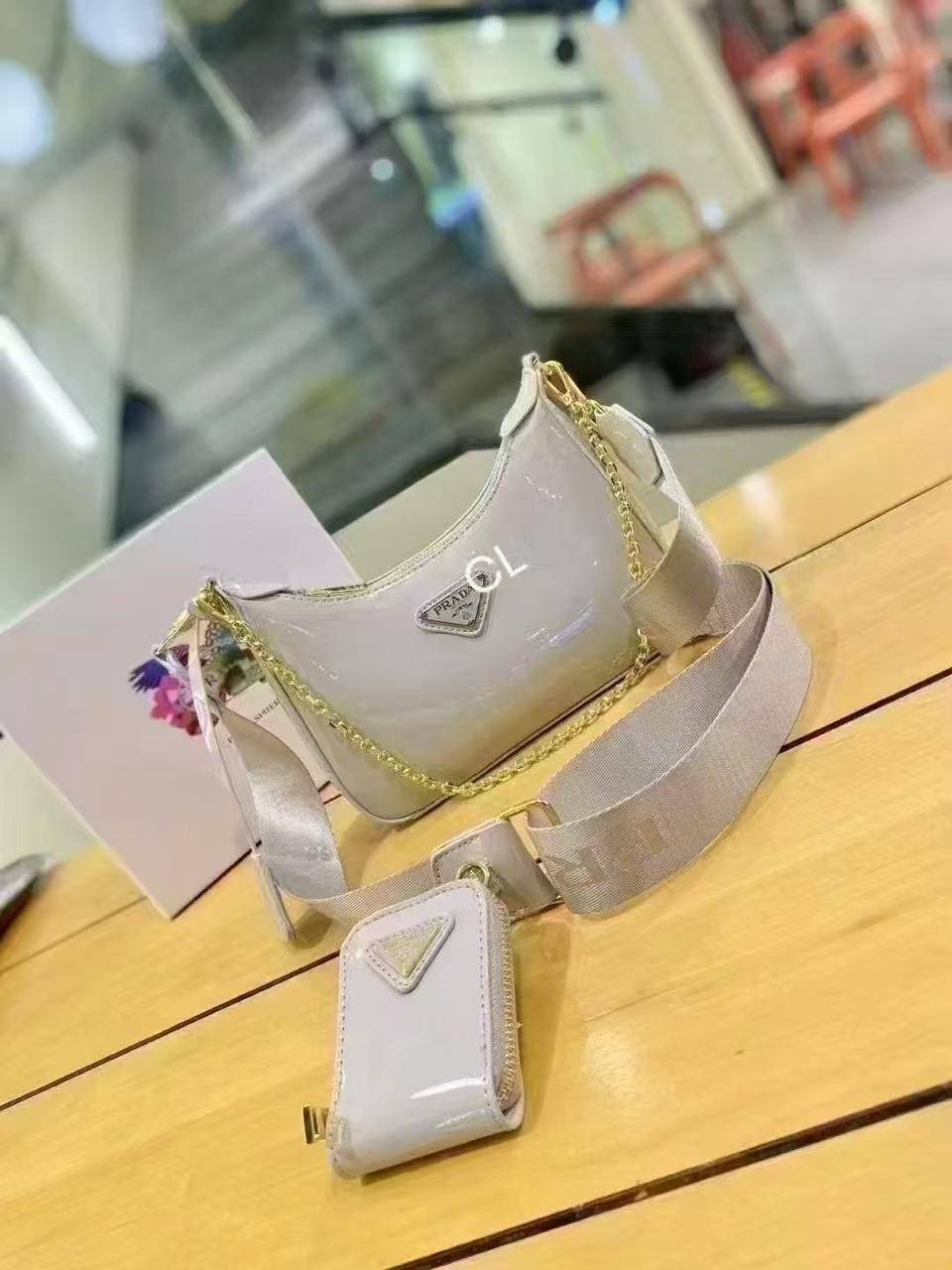 Prada

with box
🎁🎁🎁

100 dhs❤️

Zain143
♥️♥️♥️