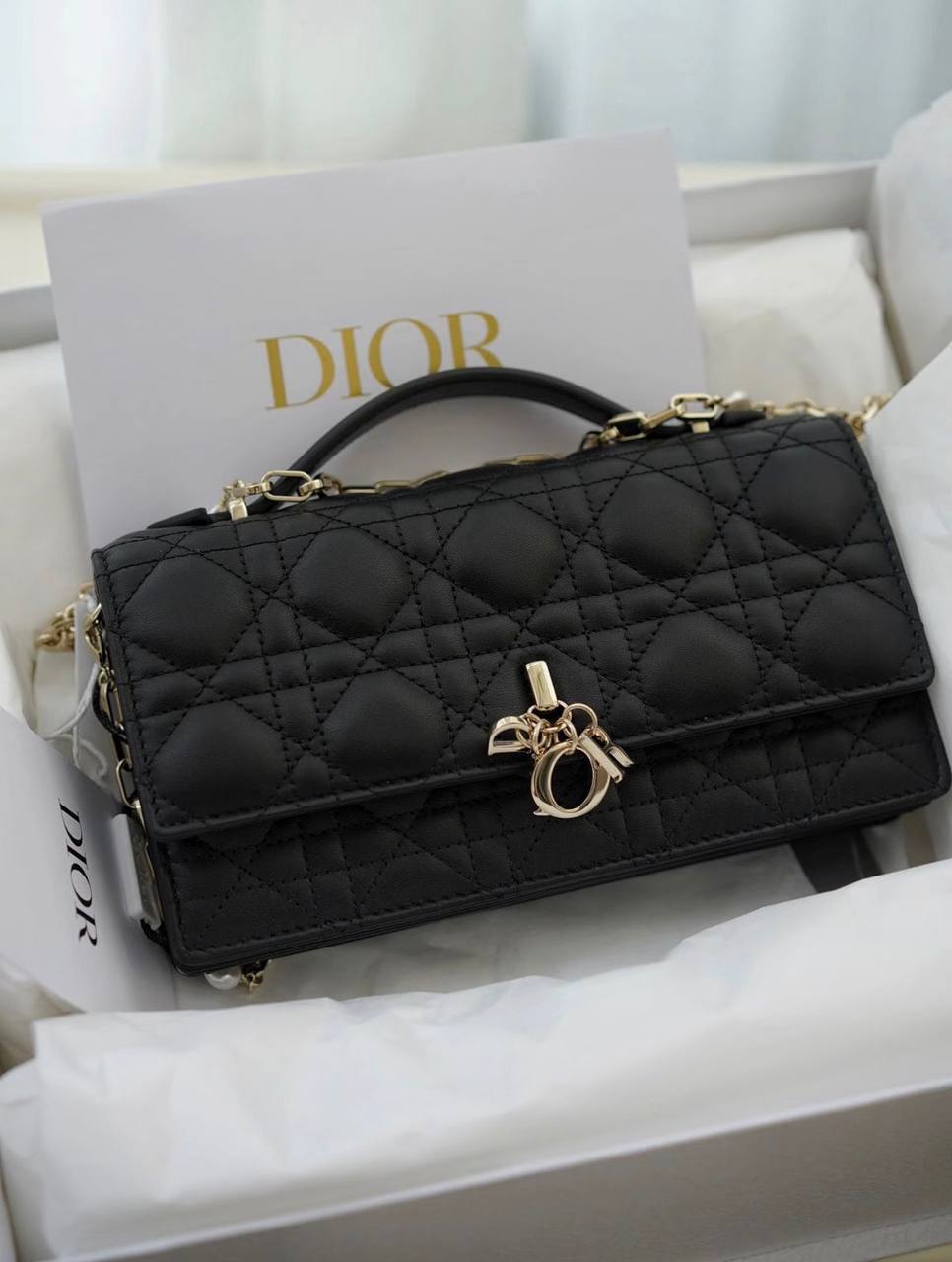 Dior
100 dhs✅
Good-quality 

Zain35
♥️♥️♥️