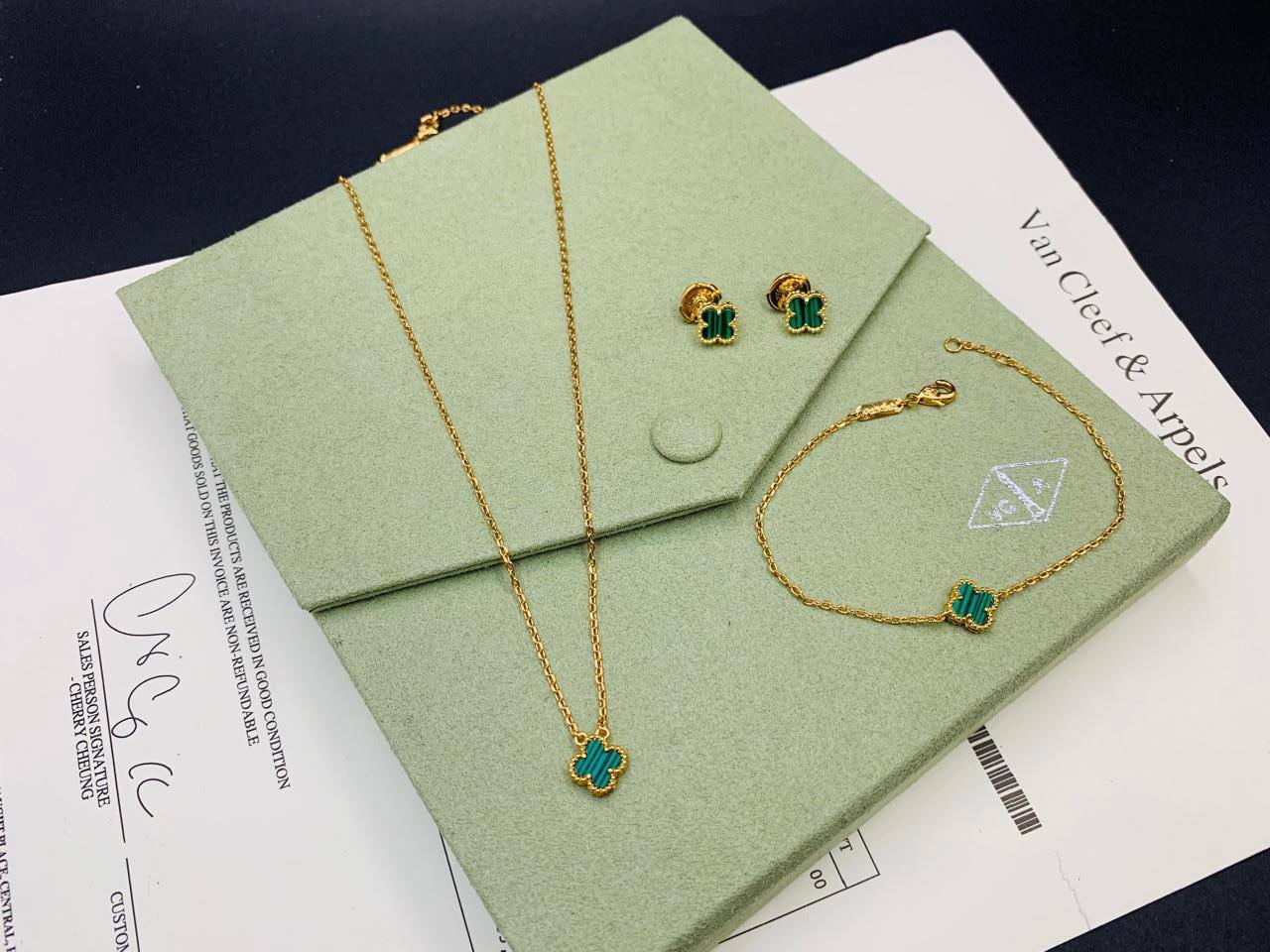 VCA SET 
MINI SIZE
NECKLACE BRACELET EARRINGS
95 DHS🇦🇪🇦🇪💫✨💥
WITH SMALL BOX AND PAPER BAG VCA🎁🛍️

Zain89
♥️♥️♥️