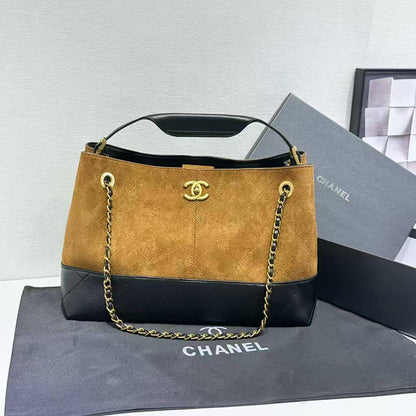 Chanel 
Size : 30 * 20 * 12 cm
105 dhs🪙
with box🎁

Zain115
♥️♥️♥️