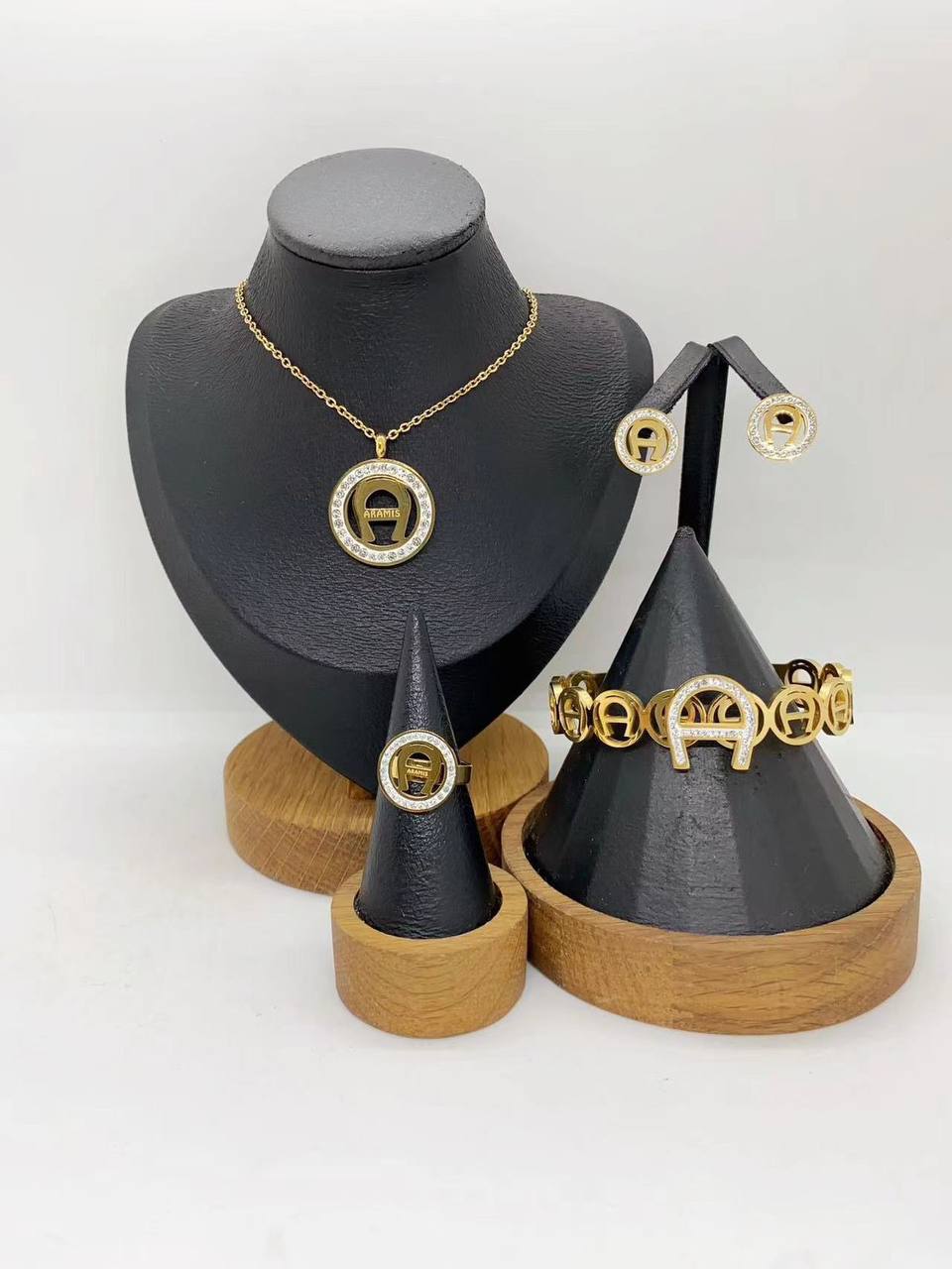 Stainless steel SET 💯*
Necklace ❤️‍🩹
Earring 🍁
Breslat ❣️
Ring free size 
With normal boxes 📦 
And paper bag 🛍️
45 dhs🇦🇪

Zain216
♥️♥️♥️