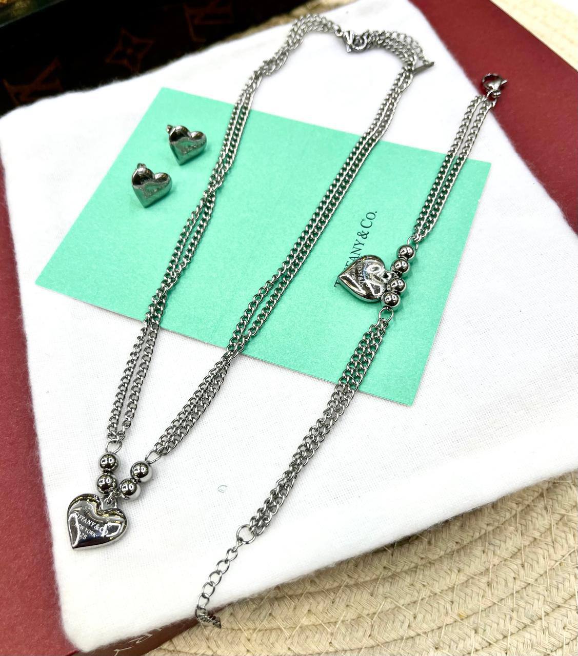 Stainless steel SET 💯*
Necklace ❤️‍🩹
Earring 🍁
Breslat ❣️
With normal boxes 📦 
And paper bag 🛍️
45 dhs🪙🌨️
With master box 📦 
65 dhs🪙🌨️

Zain216
♥️♥️♥️