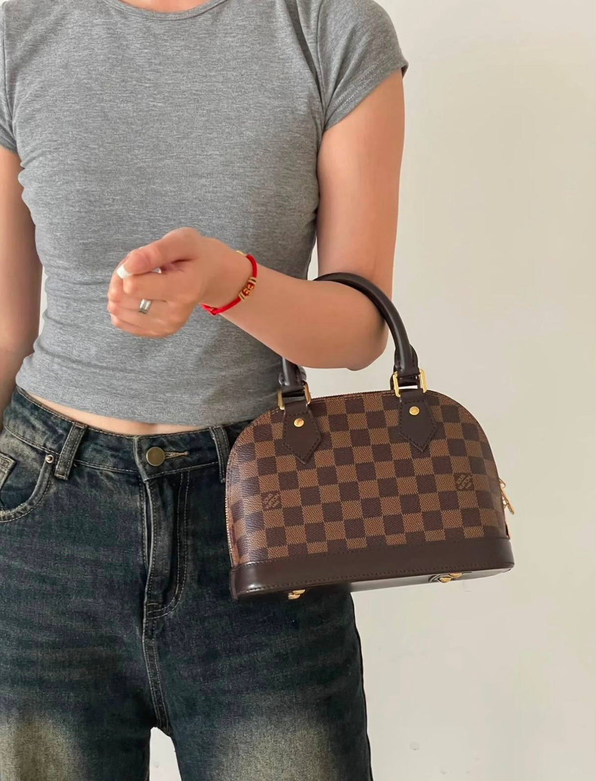 LOUIS VUITTON 
ALMA 

NEW CAME 

GOOD QUALITY 
WITH BOX 

115 dhs🇦🇪

SIZE: 26 cm

Zain295
Zain17
♥️♥️♥️