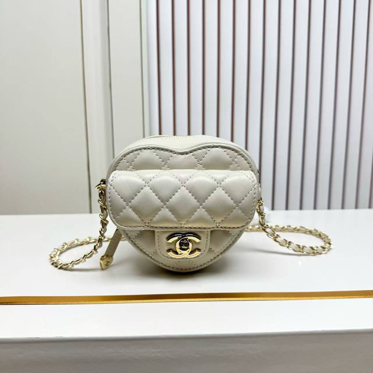 Chanel
Master🌺🌺
270 dhs💛

Zain141
♥️♥️♥️