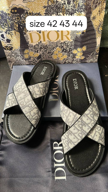 Dior

100 dhs🇦🇪

Zain103
♥️♥️♥️