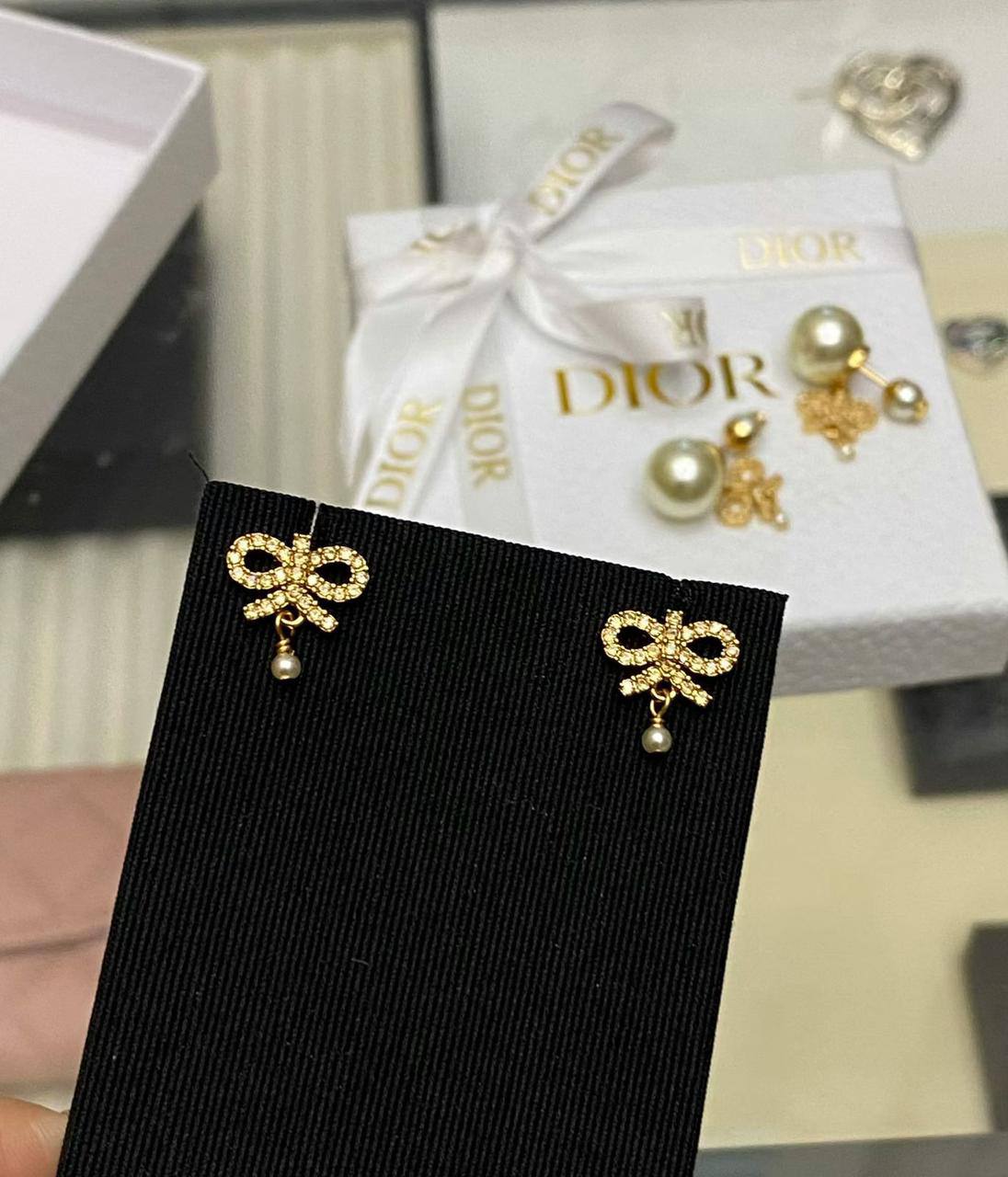 Dior ❤️‍🔥*
Earring 🐦‍🔥
Master quality 💯
With normal boxes 📦 
45 dhs💛
With master box 🗃️ 
55 dhs💛

Zain216
♥️♥️♥️