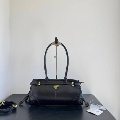 Prada 
          32Cm
260 dhs🪙🌨️

Zain131
♥️♥️♥️