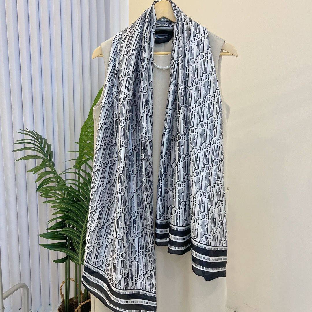 Silk scarf
40 dhs✅

Zain93
♥️♥️♥️