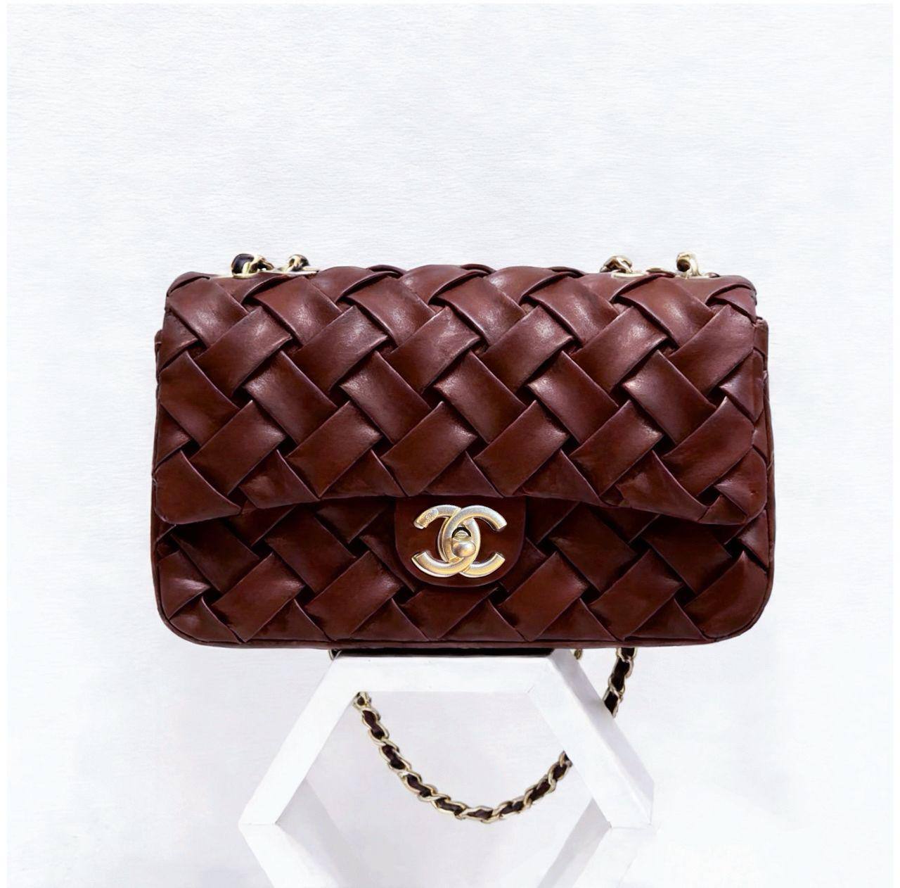 CHANEL 
COPY ONE 
WITH BOX 
140 dhs✅

Zain39
♥️♥️♥️