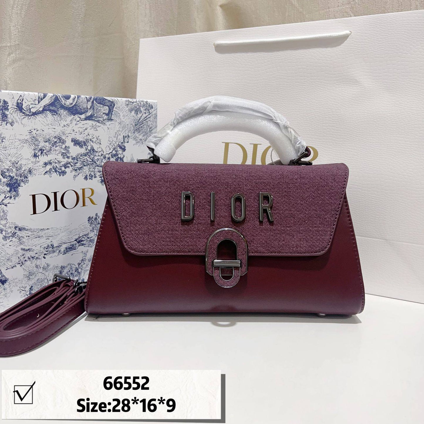 Dior
with box
🎁🎁🎁

115 dhs❣️

Zain46
♥️♥️♥️