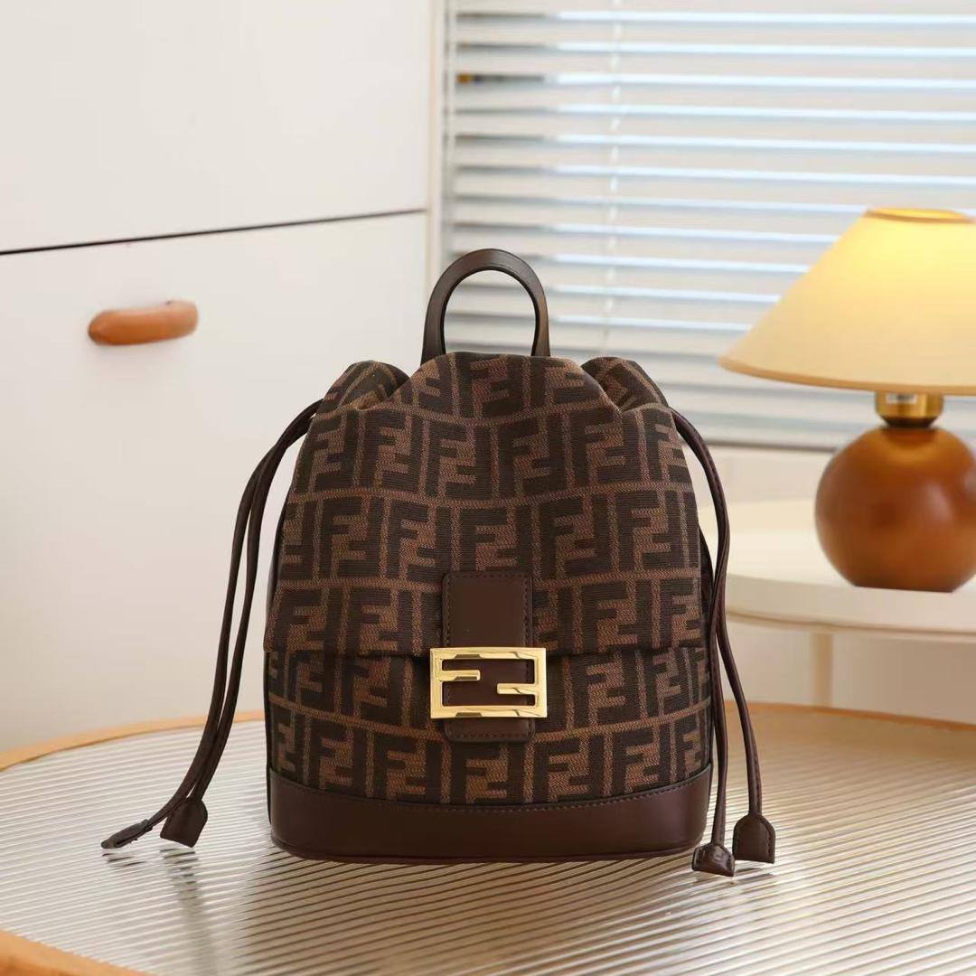 Fendi
95 dhs🇦🇪🇦🇪 
high quality  26cm

Zain26
♥️♥️♥️