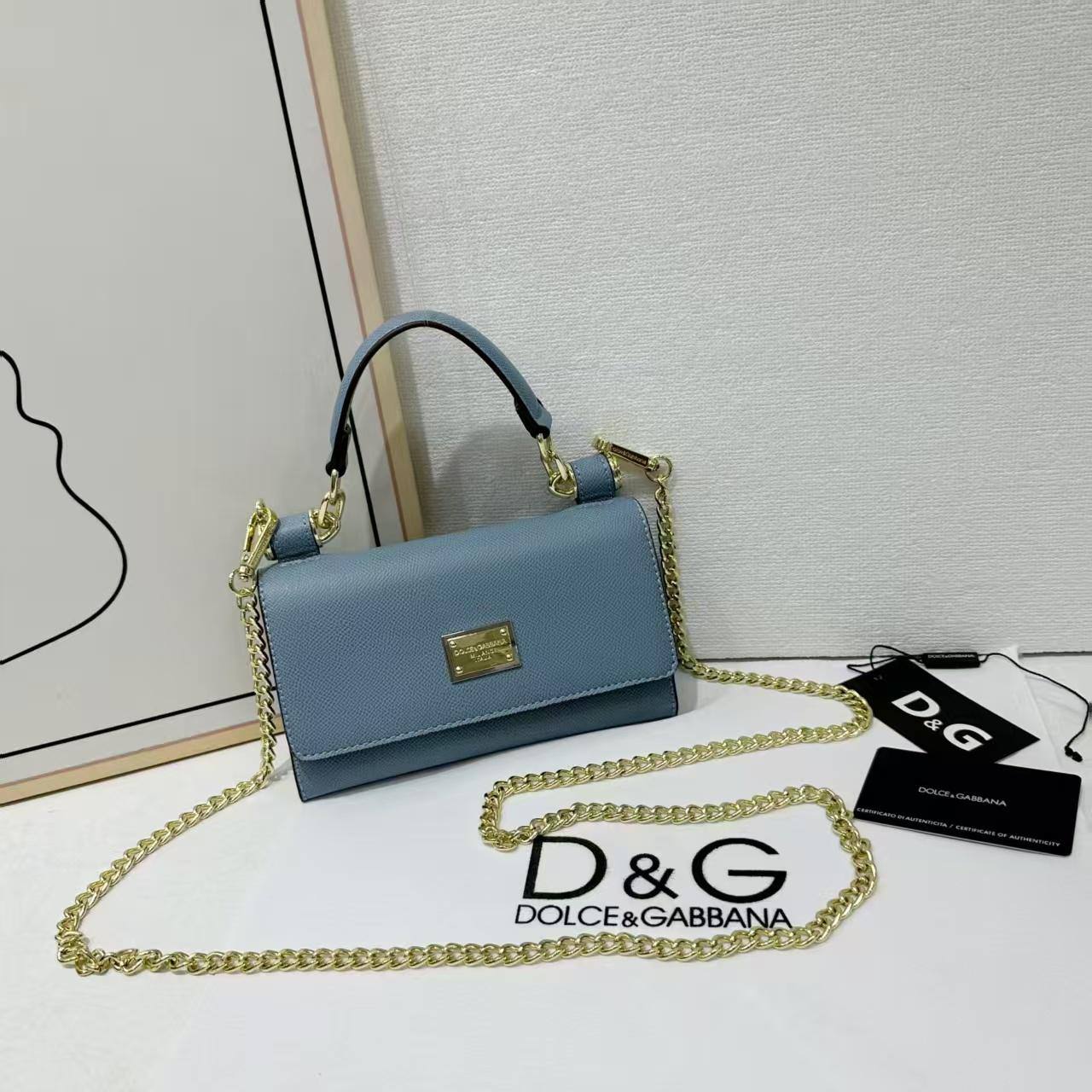 D&G

Best quality

With box’s
🎁🎁🎁

95 dhs✅
size 21cm

Zain158
♥️♥️♥️