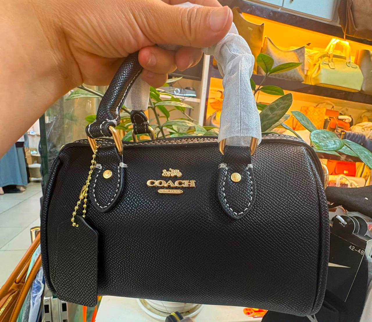 Coach
With box
Size18cm
Good quality 
100 dhs🇦🇪🇦🇪

Zain219
♥️♥️♥️