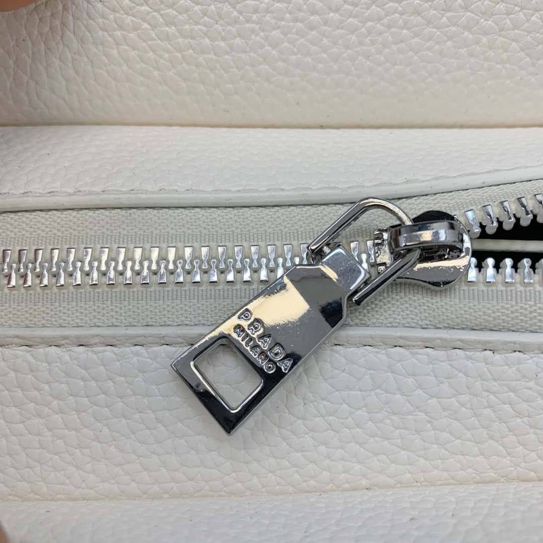 24PRADA ᴄʀᴏssʙᴀɢ
ᴍᴀᴛᴛᴇ sᴏғᴛ ʟᴇᴀᴛʜᴇʀ
ᴡɪᴛʜ ᴄʜᴀɪɴ ᴛᴡɪʟʟʏ ʙᴇʟᴛ
ᴀɴᴅ ʟᴏɴɢ ᴛʀɪᴍ sᴛʀᴀᴘ
sɪʟᴠᴇʀ ʜᴀʀᴅᴡᴀʀ
sɪᴢᴇ : 24 cm

65 dhs✅

Zain31
♥️♥️♥️