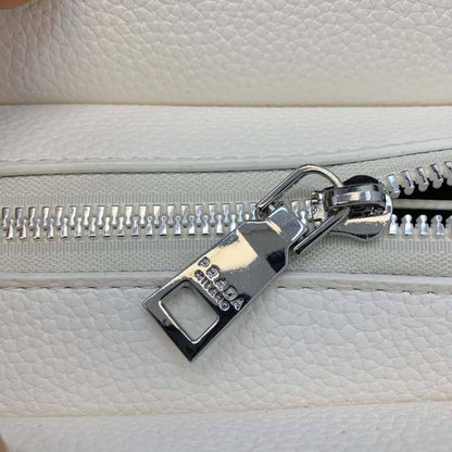 24PRADA ᴄʀᴏssʙᴀɢ
ᴍᴀᴛᴛᴇ sᴏғᴛ ʟᴇᴀᴛʜᴇʀ
ᴡɪᴛʜ ᴄʜᴀɪɴ ᴛᴡɪʟʟʏ ʙᴇʟᴛ
ᴀɴᴅ ʟᴏɴɢ ᴛʀɪᴍ sᴛʀᴀᴘ
sɪʟᴠᴇʀ ʜᴀʀᴅᴡᴀʀ
sɪᴢᴇ : 24 cm

65 dhs✅

Zain31
♥️♥️♥️