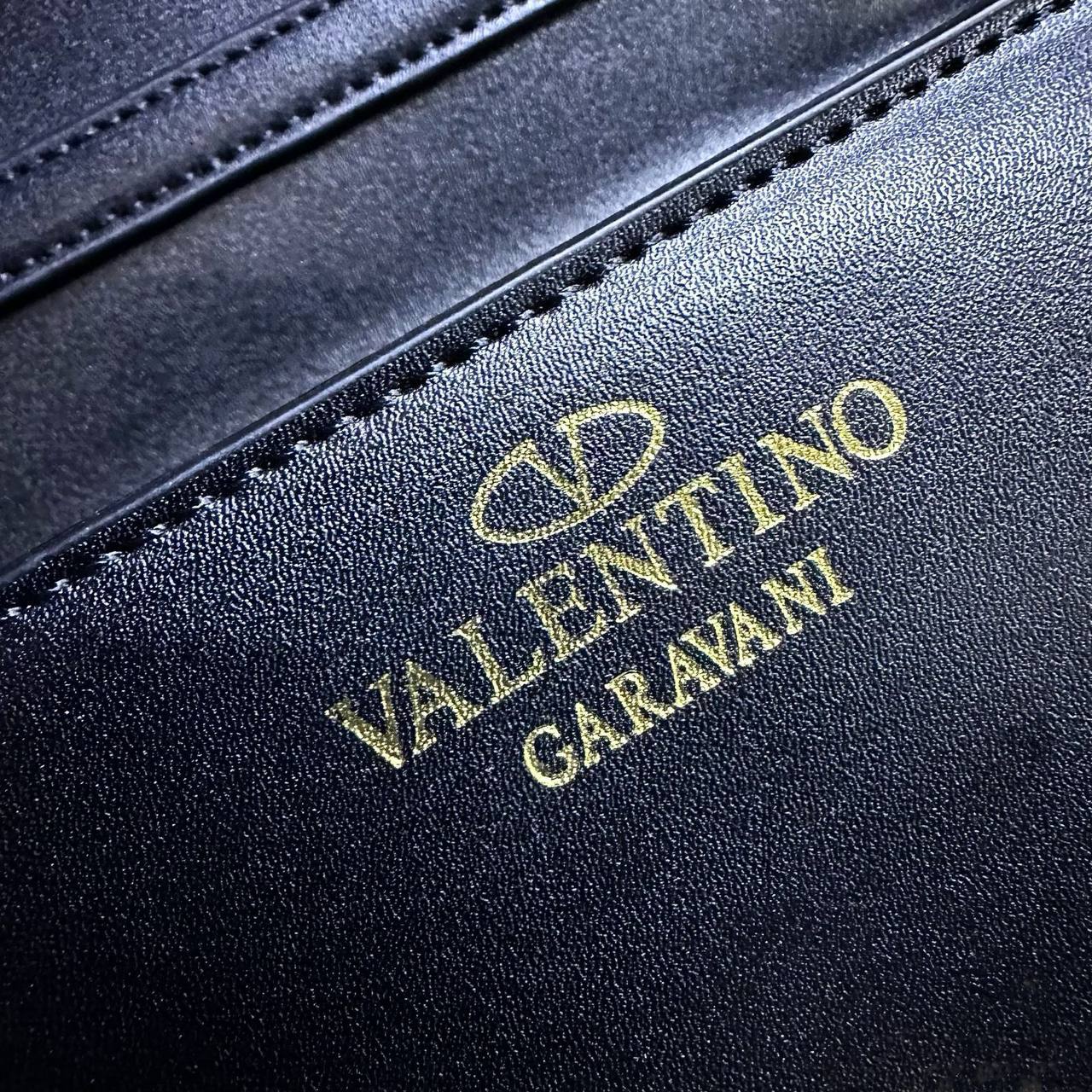 VALENTINO 
NEW CAME GOOD QUALITY
 WITH BOX 
🎁🎁🎁

100 dhs🪙💕

Zain39
♥️♥️♥️
