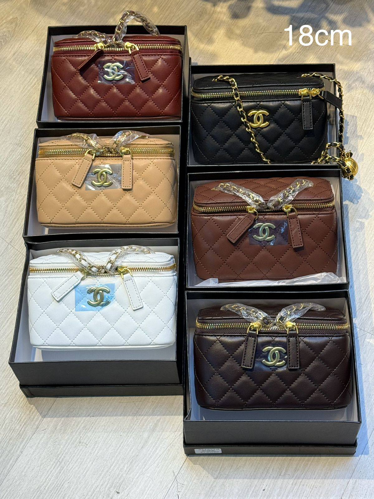 CHANEL 

18cm
95 dhs❣️

with BOX
🎁🎁🎁

Zain44
Zain254
♥️♥️♥️