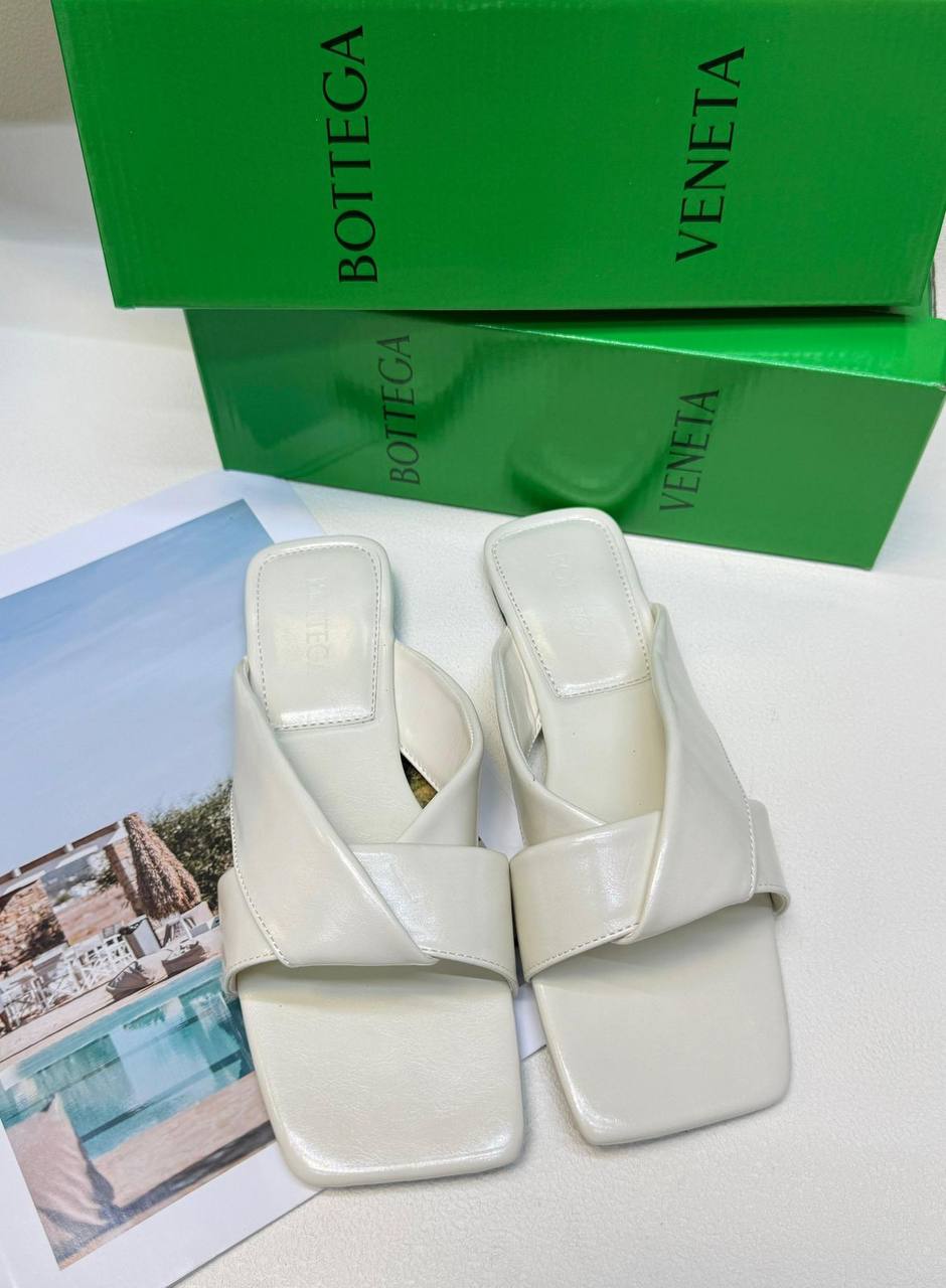 Slippers
Size 36-41
65 dhs✅

Zain236
♥️♥️♥️