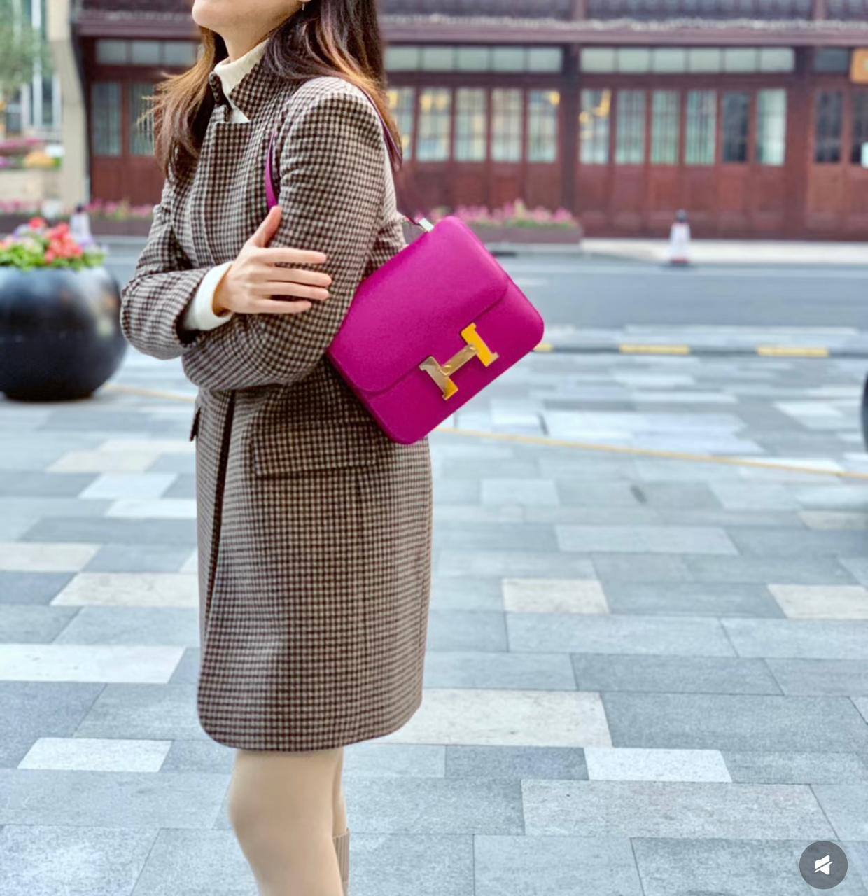 Hermes
good quality, comes 

with box, 
🎁🎁🎁

size... 23* 16 cm 

105 dhs🌺

Zain12
♥️♥️♥️