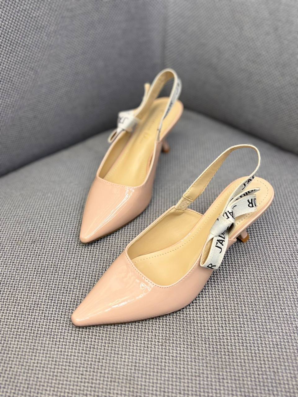 Dior  
120 dhs✅
Size 36-42

Zain55
♥️♥️♥️
