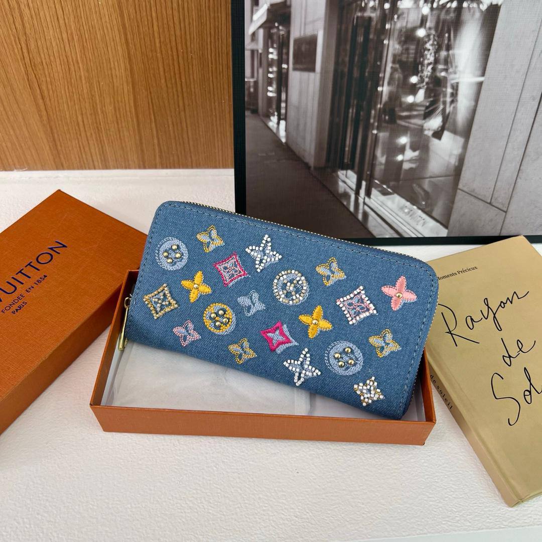 LV wallet

small
45 dhs🌺
size 12×2×10cm

big
50 dhs🌺
size 20×2×11cm

Zain42
♥️♥️♥️