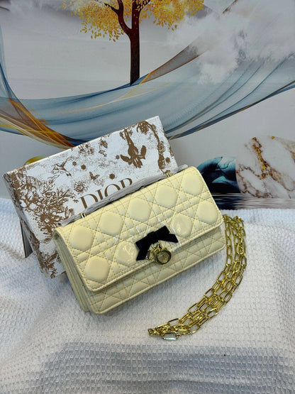 DIOR

best quality 
with box
110 dhs🇦🇪🇦🇪🇦🇪

size21CM

Zain290
♥️♥️♥️