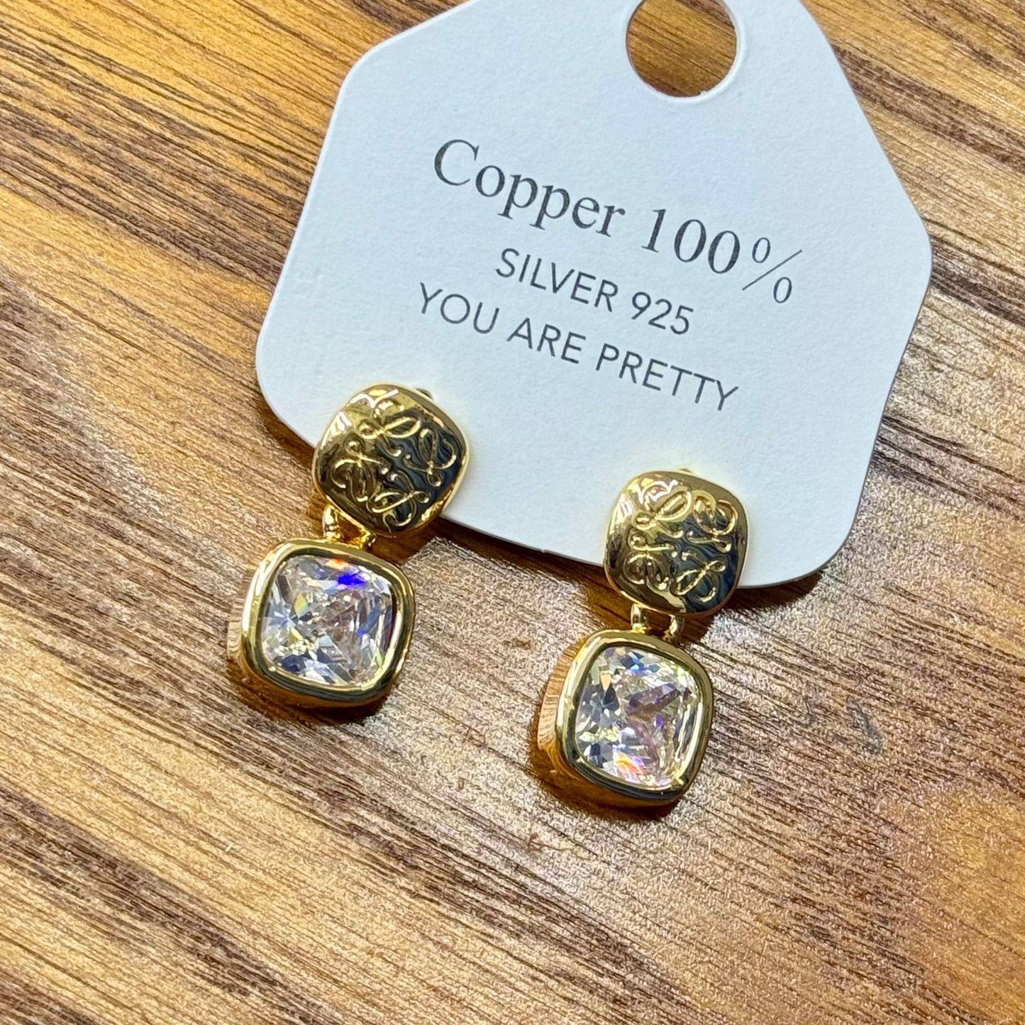 Earring ❤️‍🔥*
good quality 💯
With black boxes 🗃️ 
20 dhs❣️
With normal boxes 📦 
30 dhs❣️

Zain216
♥️♥️♥️