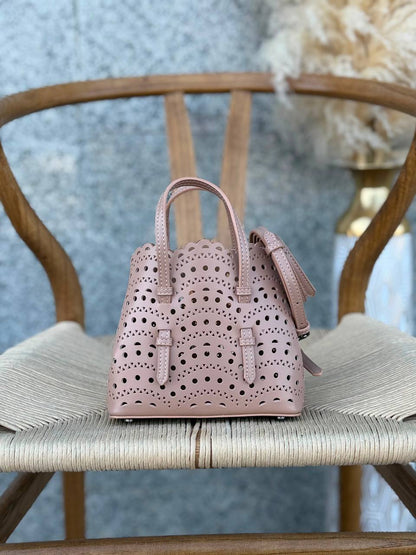 ALAIA
17cm 300 dhs🇦🇪🇦🇪
20cm 310 dhs🇦🇪🇦🇪
Top quality 
With box🎁

Zain167
♥️♥️♥️