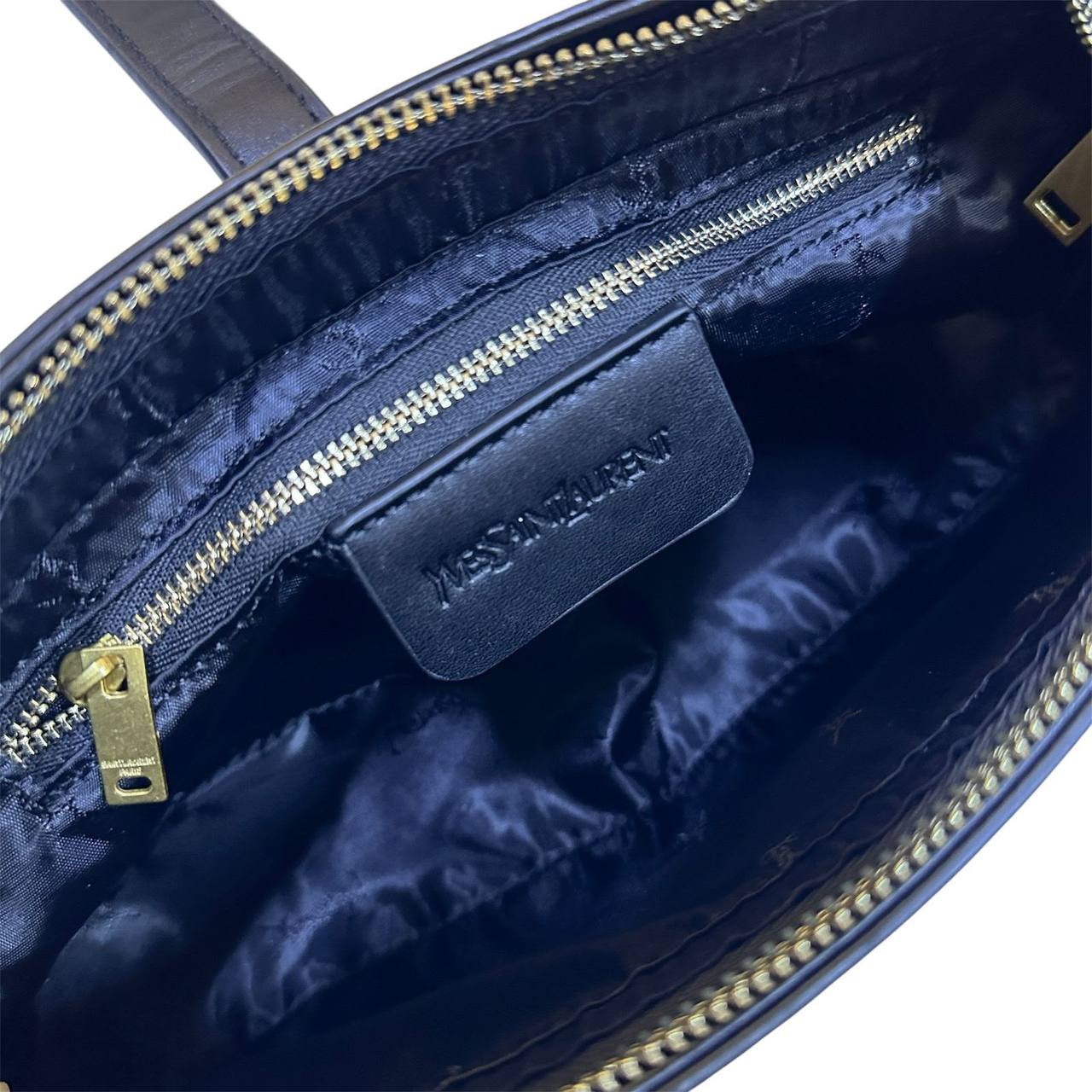 YSL 
 GOOD QUALITY
 WITH BOX 
🎁🎁🎁

110 dhs✅

Zain295
♥️♥️♥️