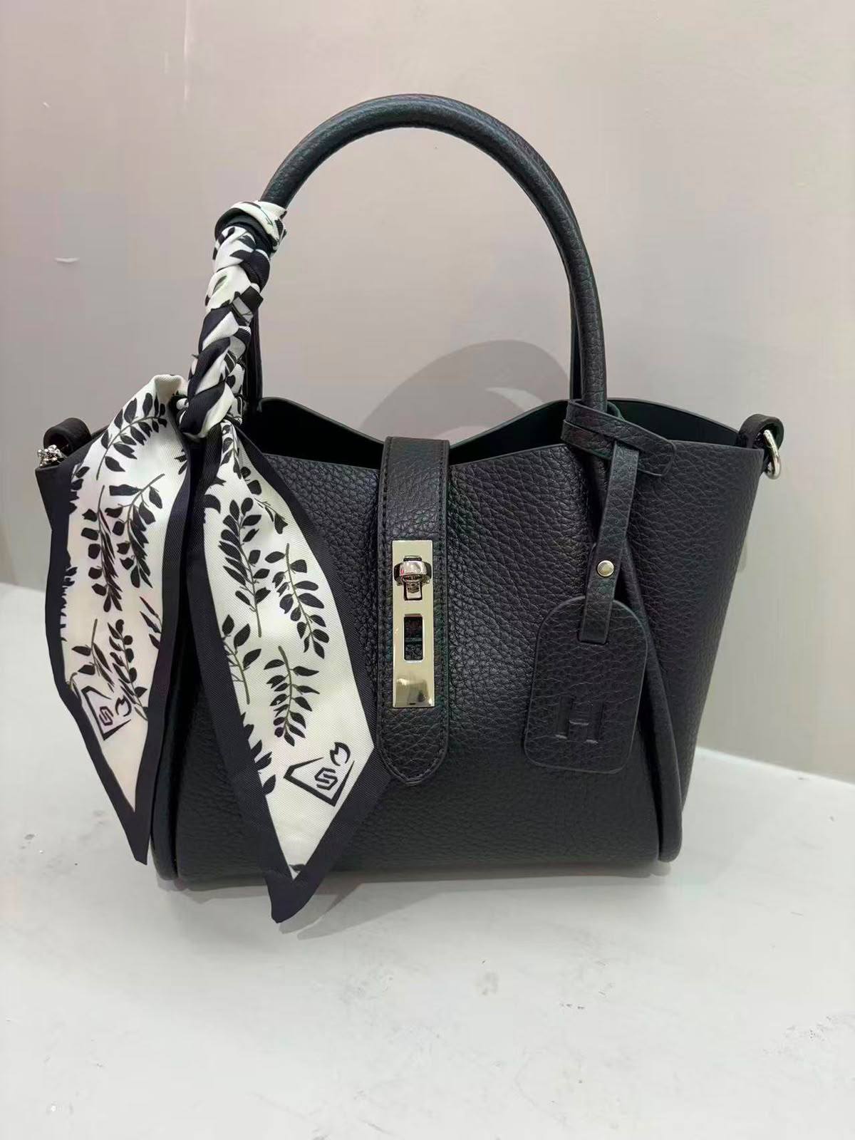 Hermes 

Bag the wholesale 
115 dhs🇦🇪🇦🇪

Size 25cm 
Zain161
♥️♥️♥️
