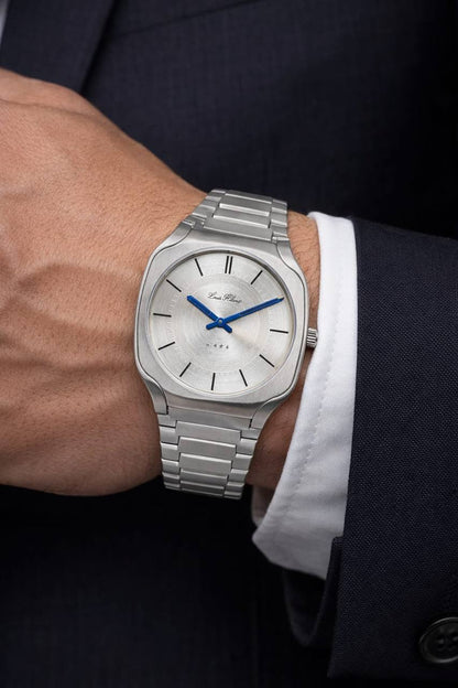 Louis Hilano watch for men good 
quality 
260 dhs✅

Zain59
♥️♥️♥️