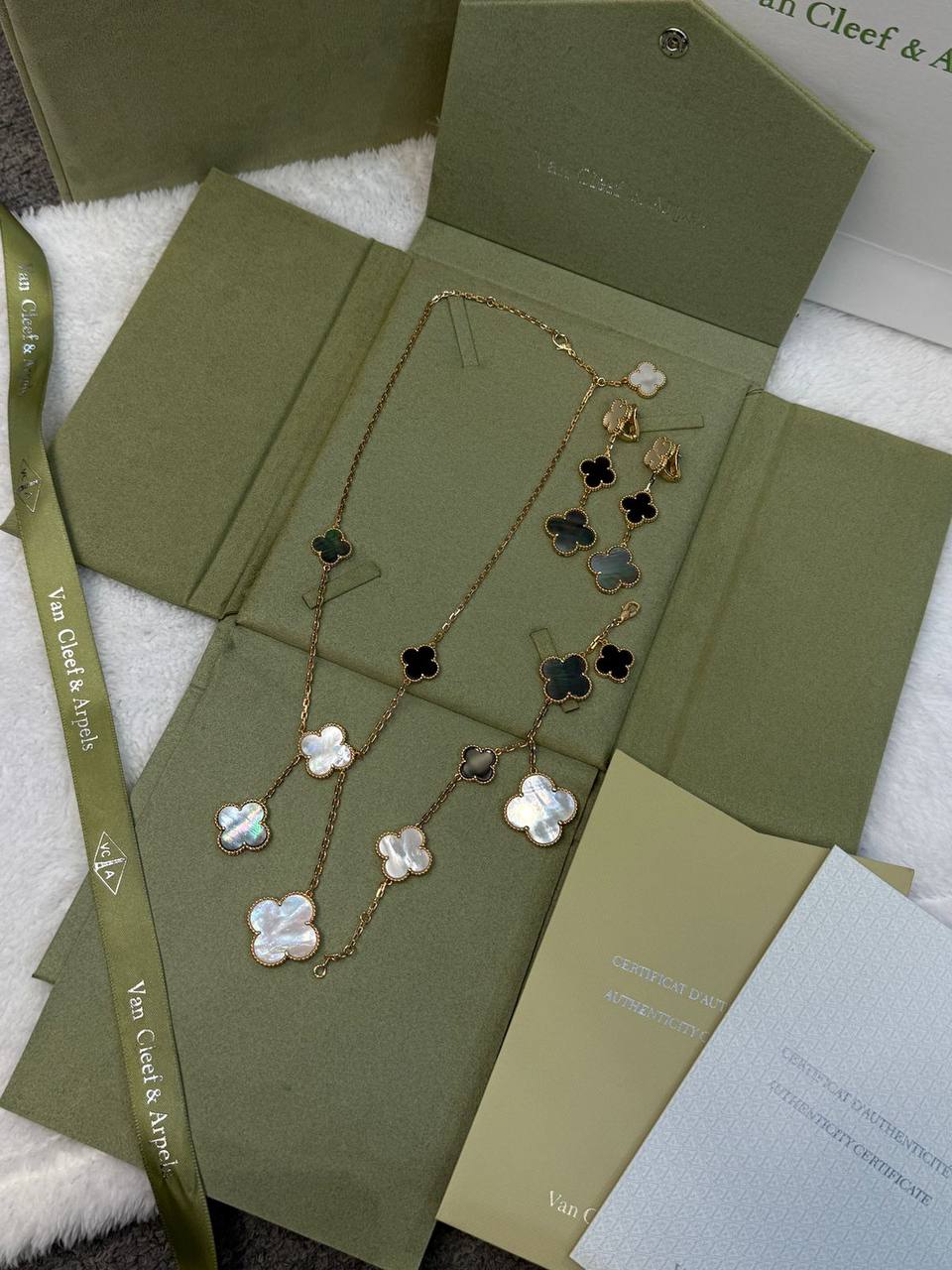 Vancleef Set
with normal box 🎁
320 dhs🪙🌨️

with original box 
🎁🎁🎁
400 dhs🪙🌨️

Zain209
♥️♥️♥️