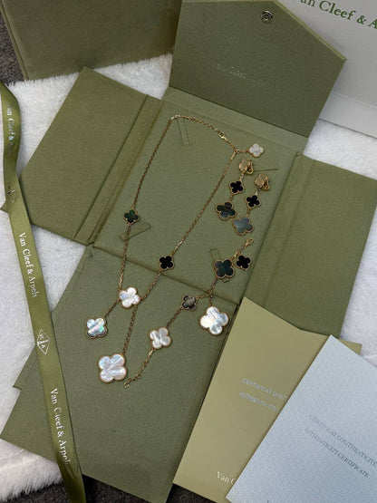 Vancleef Set
with normal box 🎁
320 dhs🪙🌨️

with original box 
🎁🎁🎁
400 dhs🪙🌨️

Zain209
♥️♥️♥️