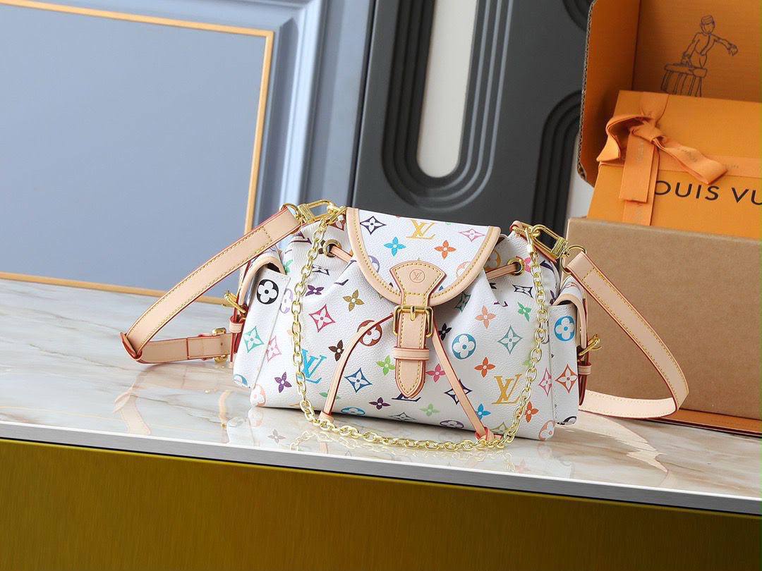 LV
GOOD QUALITY WITH BOX 
120 dhs💓

Zain17
♥️♥️♥️