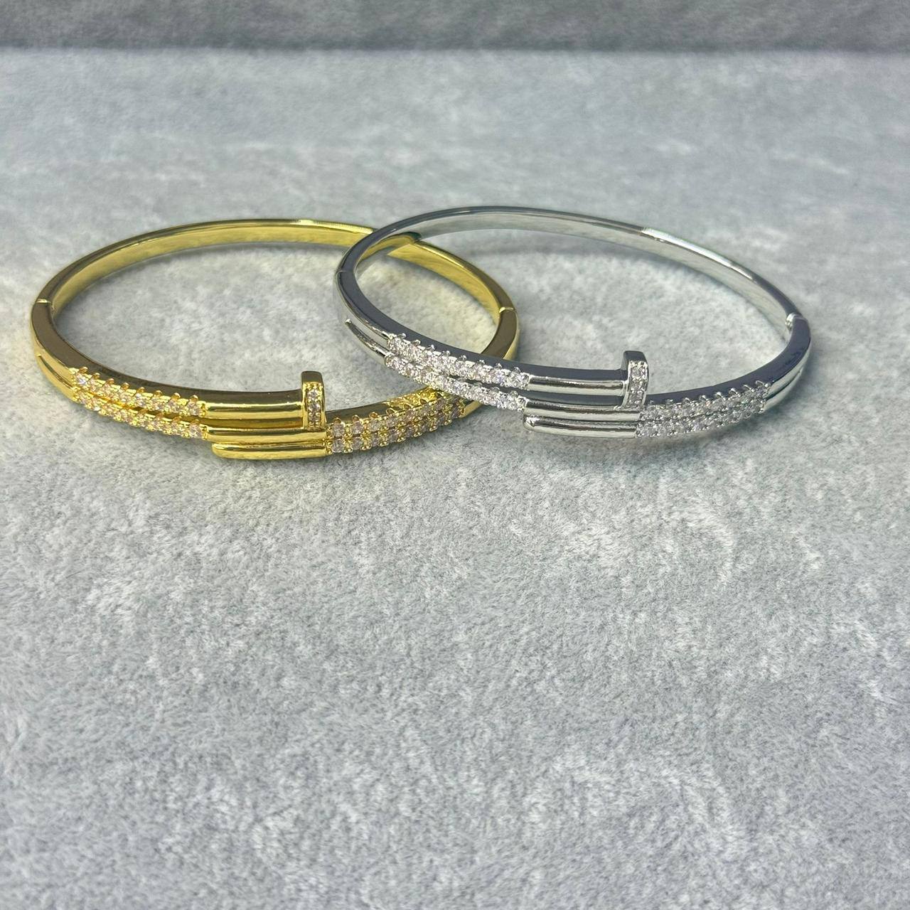 *Bangle ❤️‍🔥*
good quality 💯
With black boxes 📦 
20 dhs💓
With normal boxes 🗃️ 
And paper bag🛍️
30 dhs💓

Zain216
♥️♥️♥️