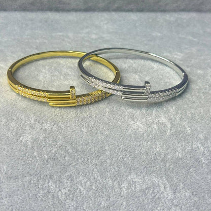 *Bangle ❤️‍🔥*
good quality 💯
With black boxes 📦 
20 dhs💓
With normal boxes 🗃️ 
And paper bag🛍️
30 dhs💓

Zain216
♥️♥️♥️