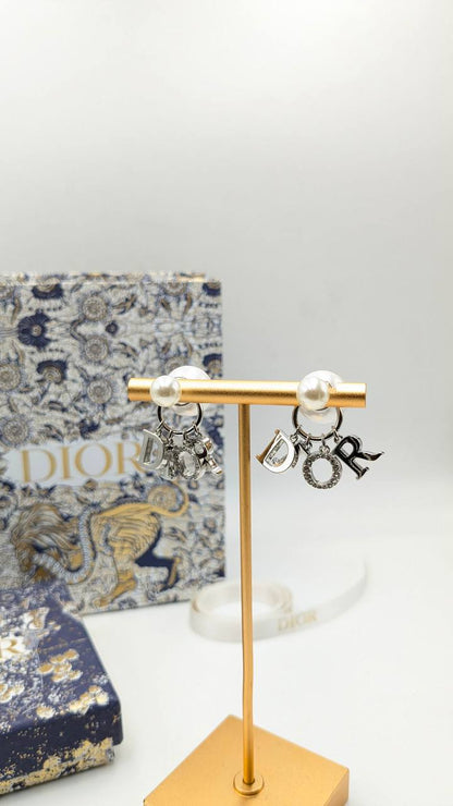 Dior
*Master Quality* 
*Earrings*
80 dhs✅ with Normal Box 🎁
90 dhs✅ with Good Box 🎁

Zain210
♥️♥️♥️