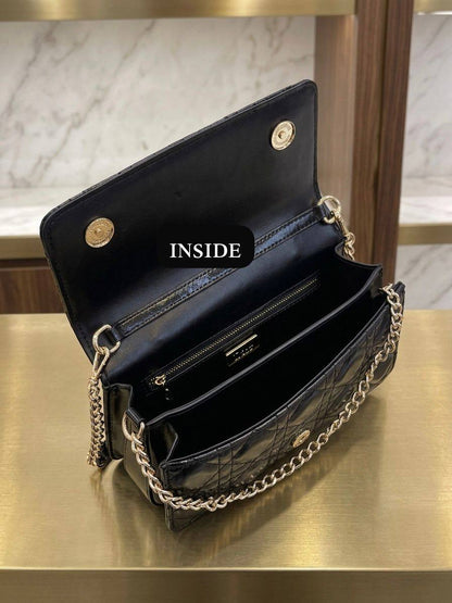 DIOR
ᴍʏ ᴅɪᴏʀ ᴍɪɴɪ ʙᴀɢ
ᴛᴏᴘ ʜᴀɴᴅʟᴇ/ ɢᴏʟᴅᴇɴ ᴄʜᴀɪɴ
𝟐 ɪɴᴛᴇʀɪᴏʀ ʀᴇᴍᴏᴠᴀʙʟᴇ ᴄʜᴀɪɴ
ᴡɪᴛʜʙᴏx
ᴘᴀᴛᴇɴᴛ ᴄᴀɴɴᴀɢᴇ ᴄᴀʟғsᴋɪɴ
sɪᴢᴇ:𝟐𝟏ᴄᴍ
110 dhs💓

Zain56
♥️♥️♥️