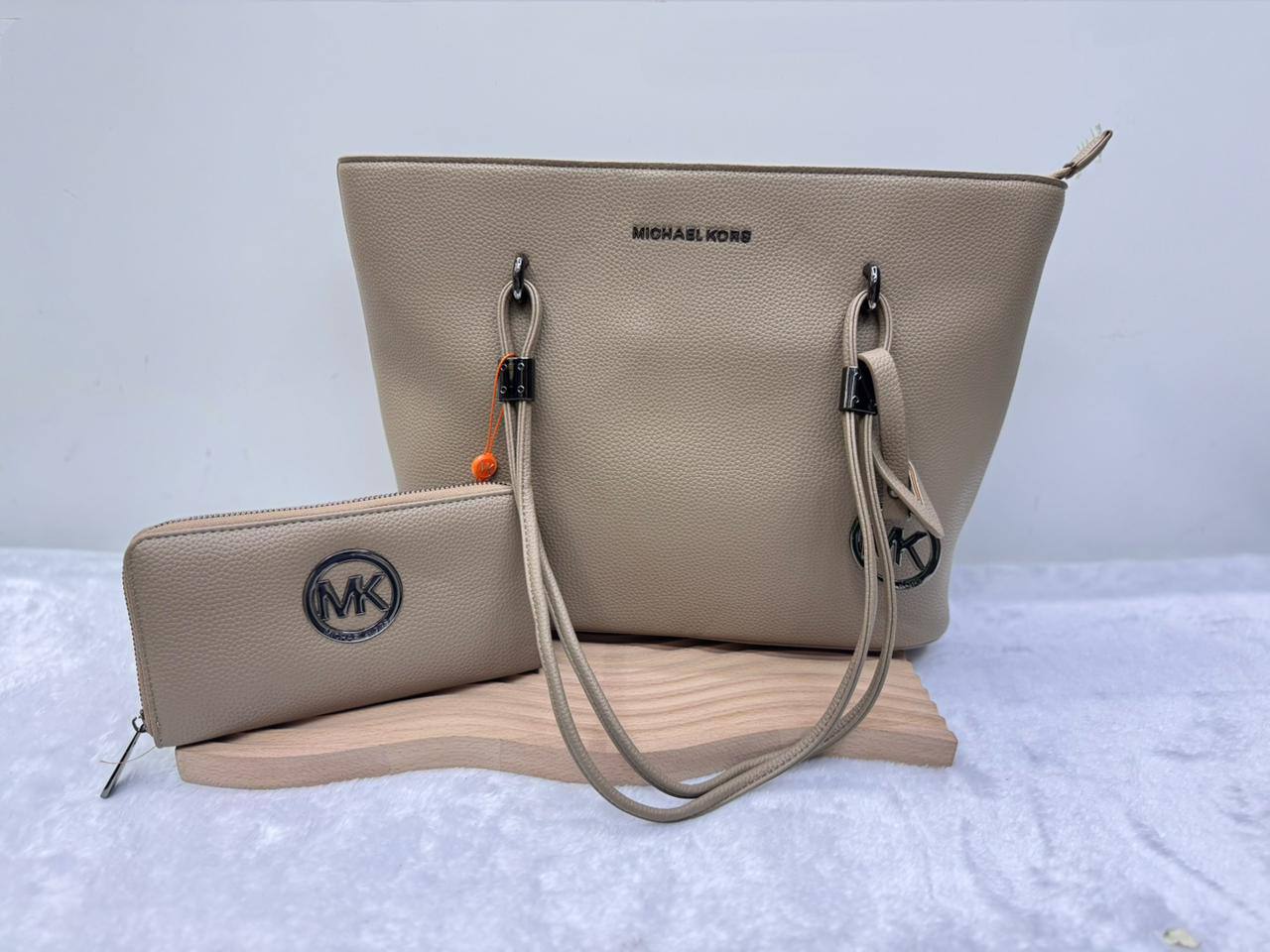 Mk 
with wallet  
size:33×26×13.5cm  
110 dhs💓

Zain114
♥️♥️♥️