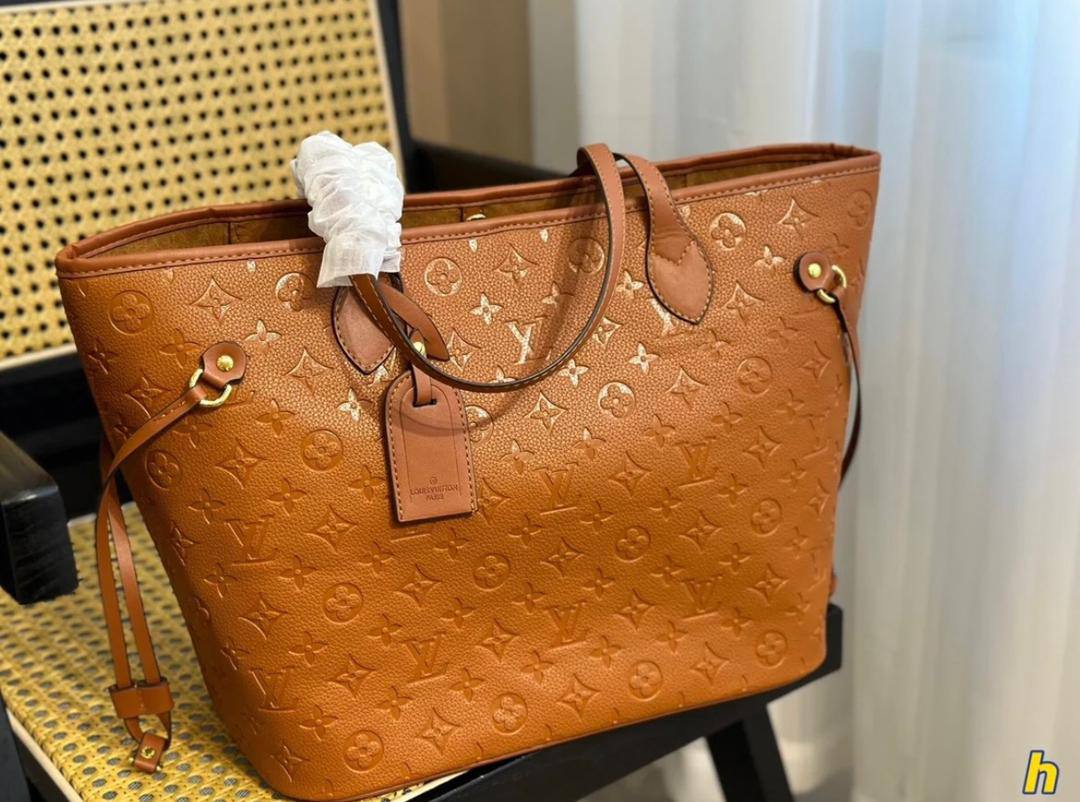 LV 
100 dhs✅
with box
size 43×6×28cm

Zain42
♥️♥️♥️