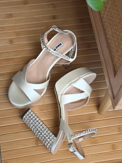 Miu Miu
𝗦𝗶𝘇𝗲: 𝟯𝟲 𝘁𝗼𝗼 𝟰𝟭 
510 dhs🇦🇪

Zain178
♥️♥️♥️