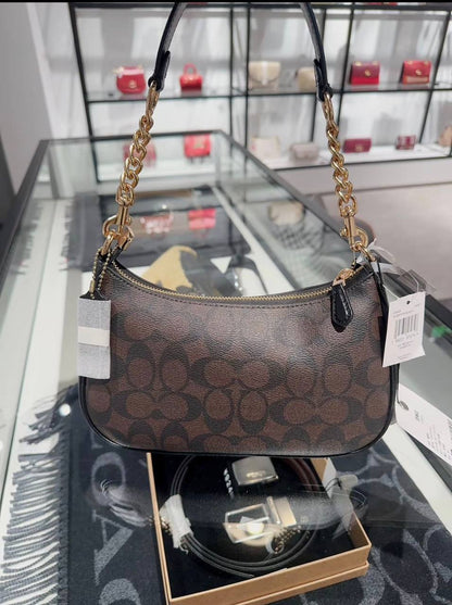 Coach
90 dhs✅
Good-quality 
with box
🎁🎁🎁

Size：23CM

Zain35
♥️♥️♥️