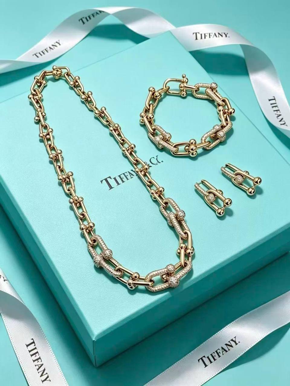 TIFFANY SET 
NECKLACE
BRACELET
EARRINGS
280 DHS✅✨💫
WITH BOX AND PAPER BAG🎁🛍️

Zain89
♥️♥️♥️