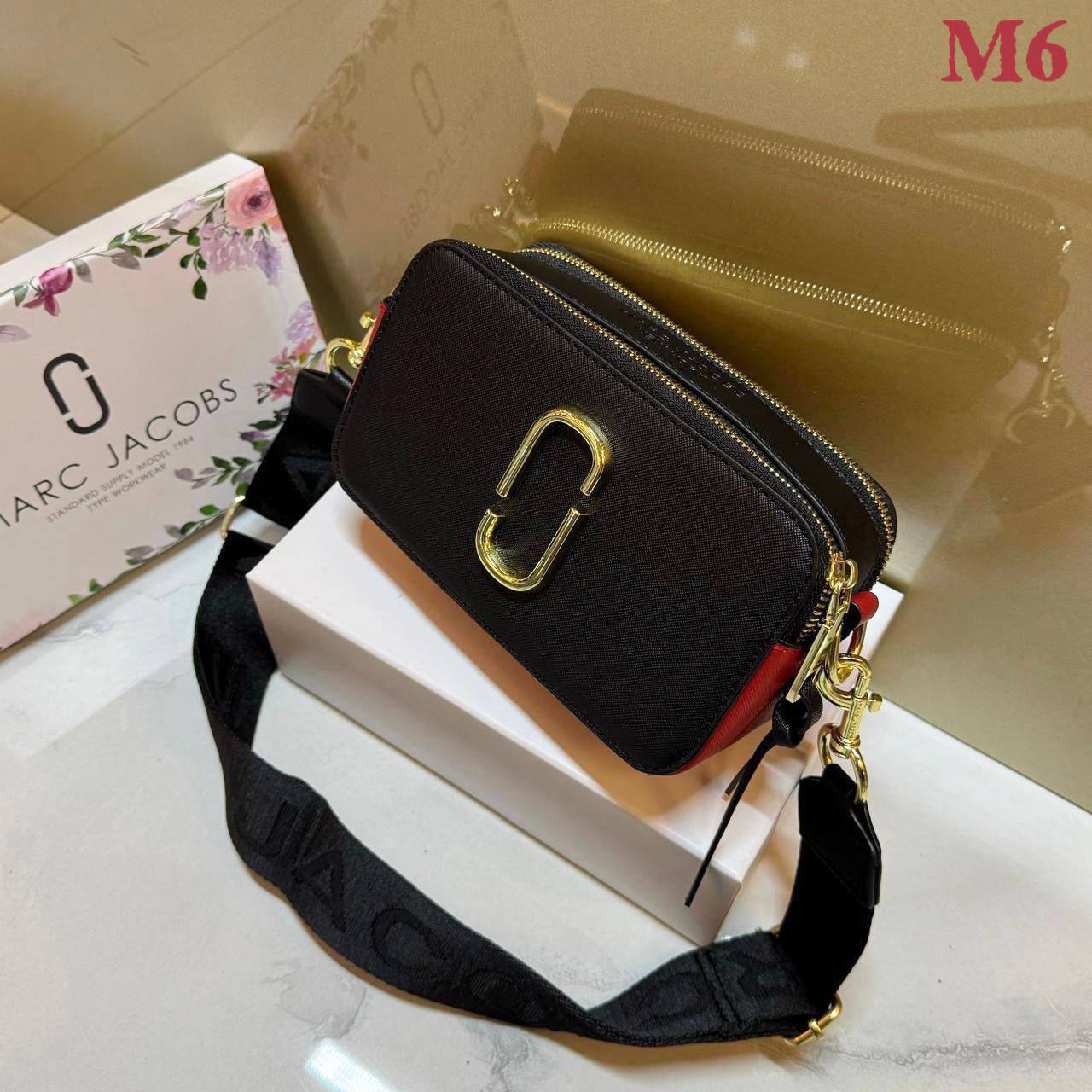 MARC JACOBS 

GOOD QUALITY 

WITH BOX 
🎁🎁🎁

90 dhs🪙🖤

Zain39
♥️♥️♥️