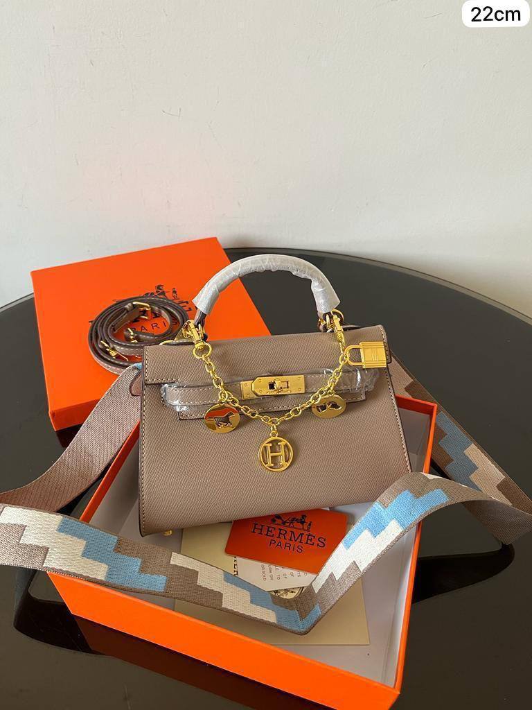 Hermes Killy 
1⃣️ First quality
 + chain⛓️+ 2 strap +🎁
Size : 22 *15 *7 cm
95 dhs🇦🇪🇦🇪
with box🎁

Zain115
♥️♥️♥️