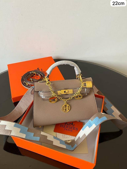 Hermes Killy 
1⃣️ First quality
 + chain⛓️+ 2 strap +🎁
Size : 22 *15 *7 cm
95 dhs🇦🇪🇦🇪
with box🎁

Zain115
♥️♥️♥️