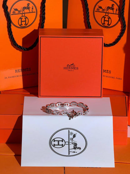 HERMES BRACELET
110 dhs❣️
*Master Quality*✨✅

*GOLD*
*SILVER*

WITH SAME BOX AND PAPER 🎁
150 dhs❣️

Zain89
♥️♥️♥️