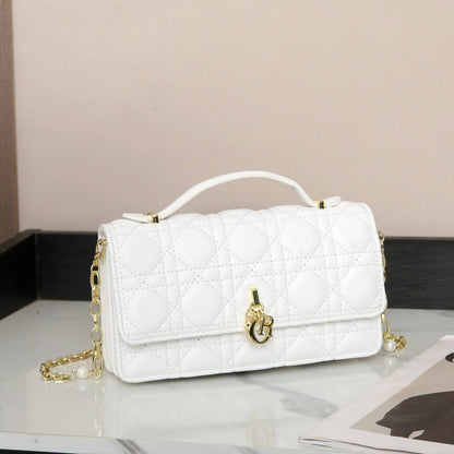 DIOR
Best quality 

WITH BOX
🎁🎁🎁

120 dhs✅
size21CM

Zain290
♥️♥️♥️
